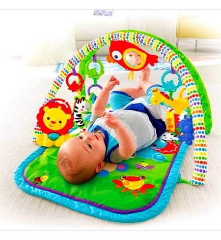 Bebè gioca con i pupazzi nella palestrina