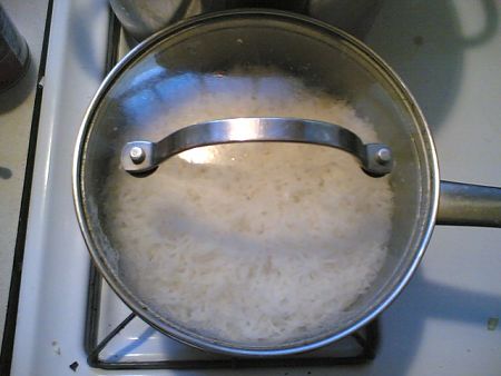 Il riso pilaf va cotto in pentola con il coperchio