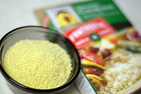Cous cous precotto accanto alla sua confezione