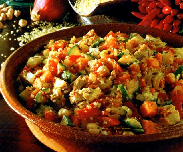Il cous cous con pollo,verdure e legumi è un piatto unico completo nutrizionalmente Piatto unico di cous cous, pollo, verdure e ceci