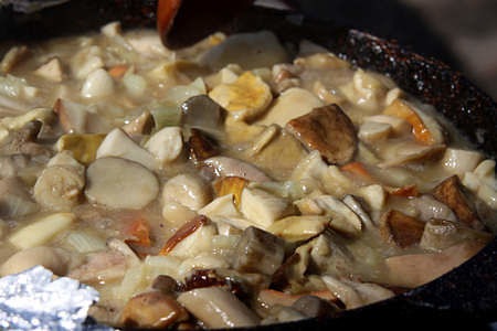 I funghi in padella rilasciano molta acqua durante la cottura