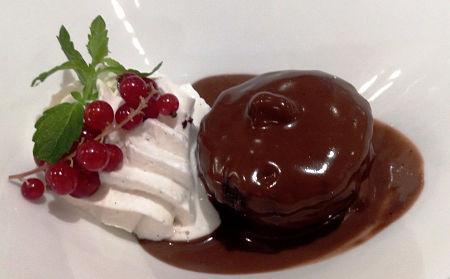 Moretto al cioccolato decorato con panna e ribes