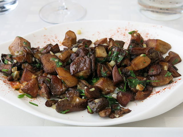 Foto di funghi porcini cucinati in padella alla parigina con prezzemolo, aglio e mollica di pane