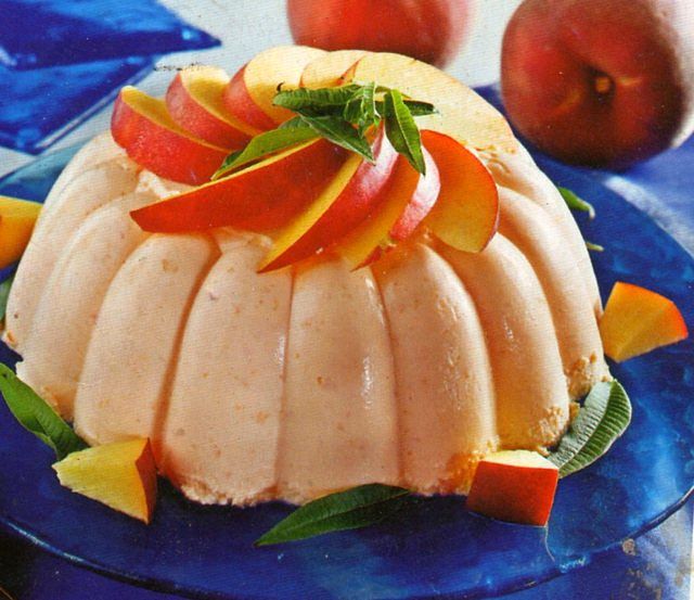 Le pesche sono adatte per la decorazione del semifreddo Semifreddo alla frutta decorato bene