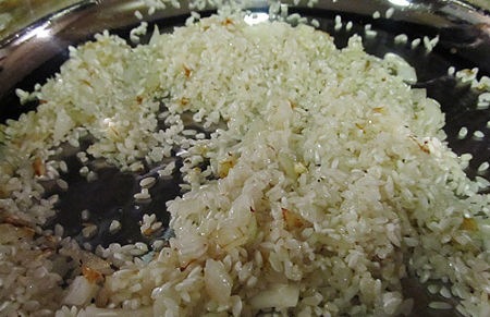 Come fare tostare il riso nel soffritto di cipolle