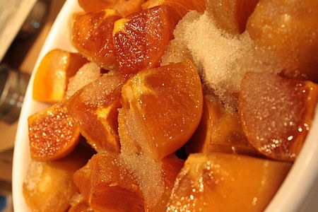 Il mix di zucchero e pectina in polvere va aggiunto a freddo ai cachi quando si fa la marmellata