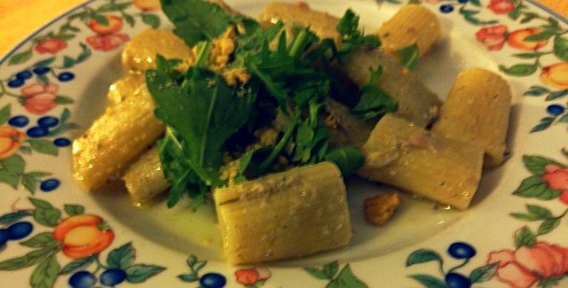 Paccheri mantecati con acciughe, rucola e tarallo sbriciolato