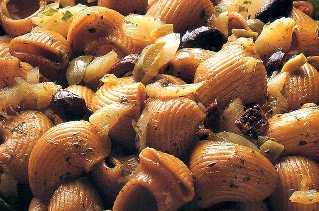Pasta integrale con condimento di baccalà e olive taggiasche
