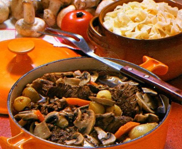 Stufato di carne e verdure della nonna morbido e appetitoso