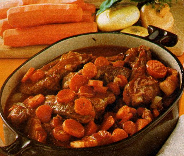 Tacchino stufato con carote nella pentola