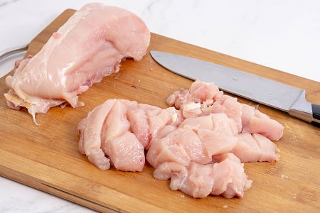 Come fare a bocconcini la carne cruda con il coltello sul tagliere