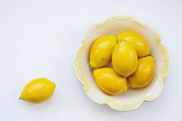 Assumere 6 limoni al giorno alza le difese immunitarie La cura dei 6 limoni giornalieri rafforza il sistema immunitario