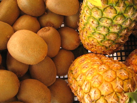 ananas e kiwi freschi e maturi