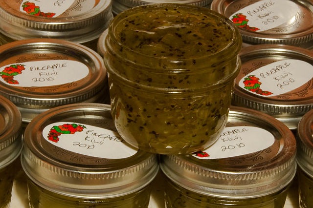 La marmellata di ananas e kiwi va conservata in vasi di vetro Confettura di ananas e kiwi in barattoli di vetro