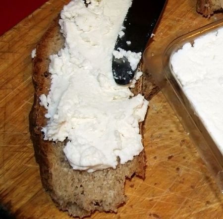 Formaggio fresco a pasta morbida spalmato su pane di Triora
