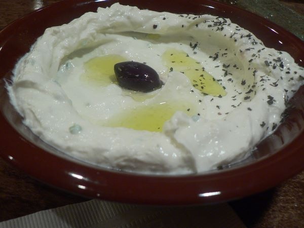 Labneh genuino fatto con yogurt e condito con olio, olive e spezie