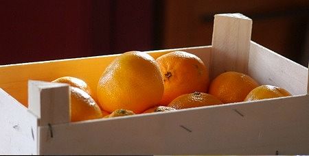 Mandarini maturi e freschi nella cassetta
