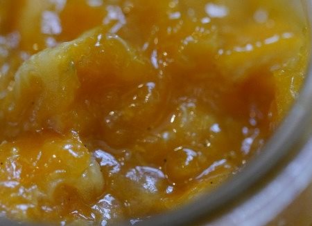 Marmellata di mandarini appena fatta nel vasetto di vetro