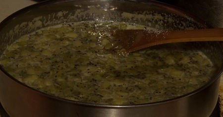 la confettura di ananas e kiwi va girata mentre cuoce