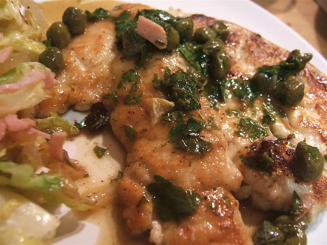 Scaloppine alla perugina ai capperi e prezzemolo con contorno di verdure