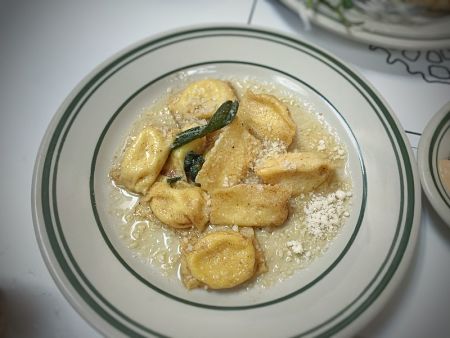 Agnolotti conditi con burro, formaggio e salvia