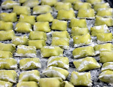 agnolotti fatti in casa crudi su piano di lavoro
