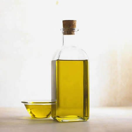 Bottiglia contenente olio extravergine di oliva