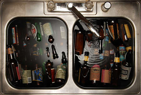 Bottiglie a bagno in acqua nel lavello