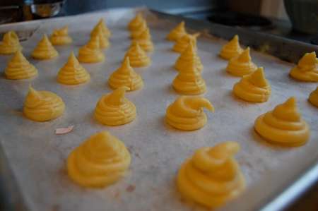 Come formare i bignè sulla piastra per dolci