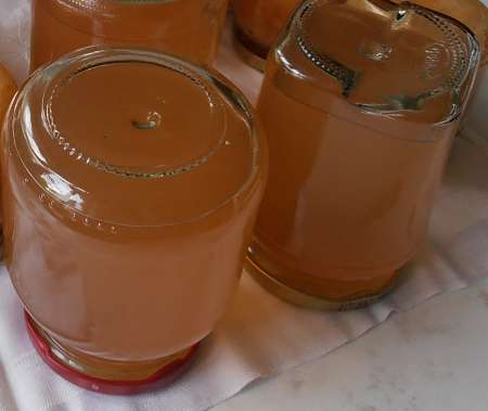 Barattoli con gelatina capovolti sul tavolo