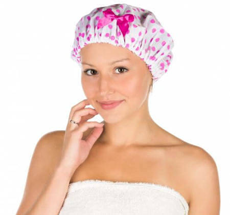 Donna indossa cuffia da doccia