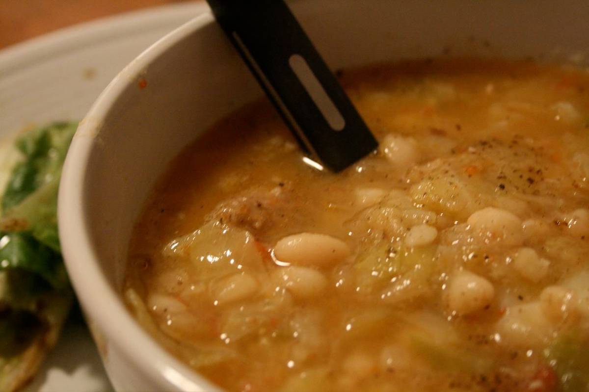 Jota in bianco vegetariana appena fatta nella pentola