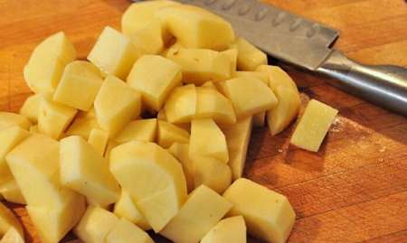 Come tagliare le patate spellate a dadini