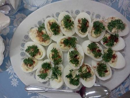 Uova farcite alla piemontese decorate con prezzemolo