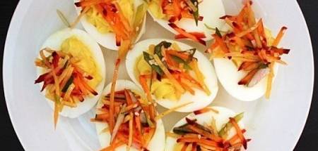 Uova ripiene al tonno dietetiche decorate con prezzemolo e carote a julienne