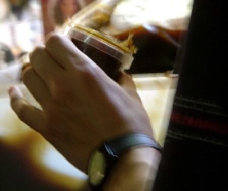 Il sapone nero estratto dal suo barattolo con le mani asciutte