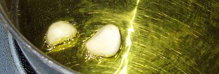 2 spicchi di aglio imbiondiscono nell'olio