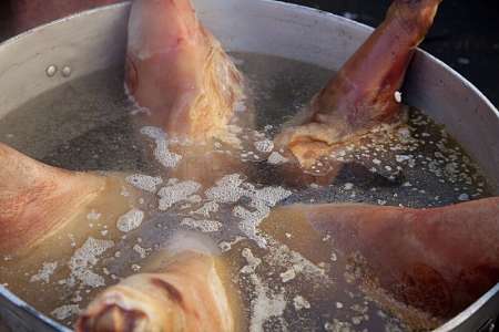 Quando si lessa lo stinco di maiale la schiuma affiora in superficie