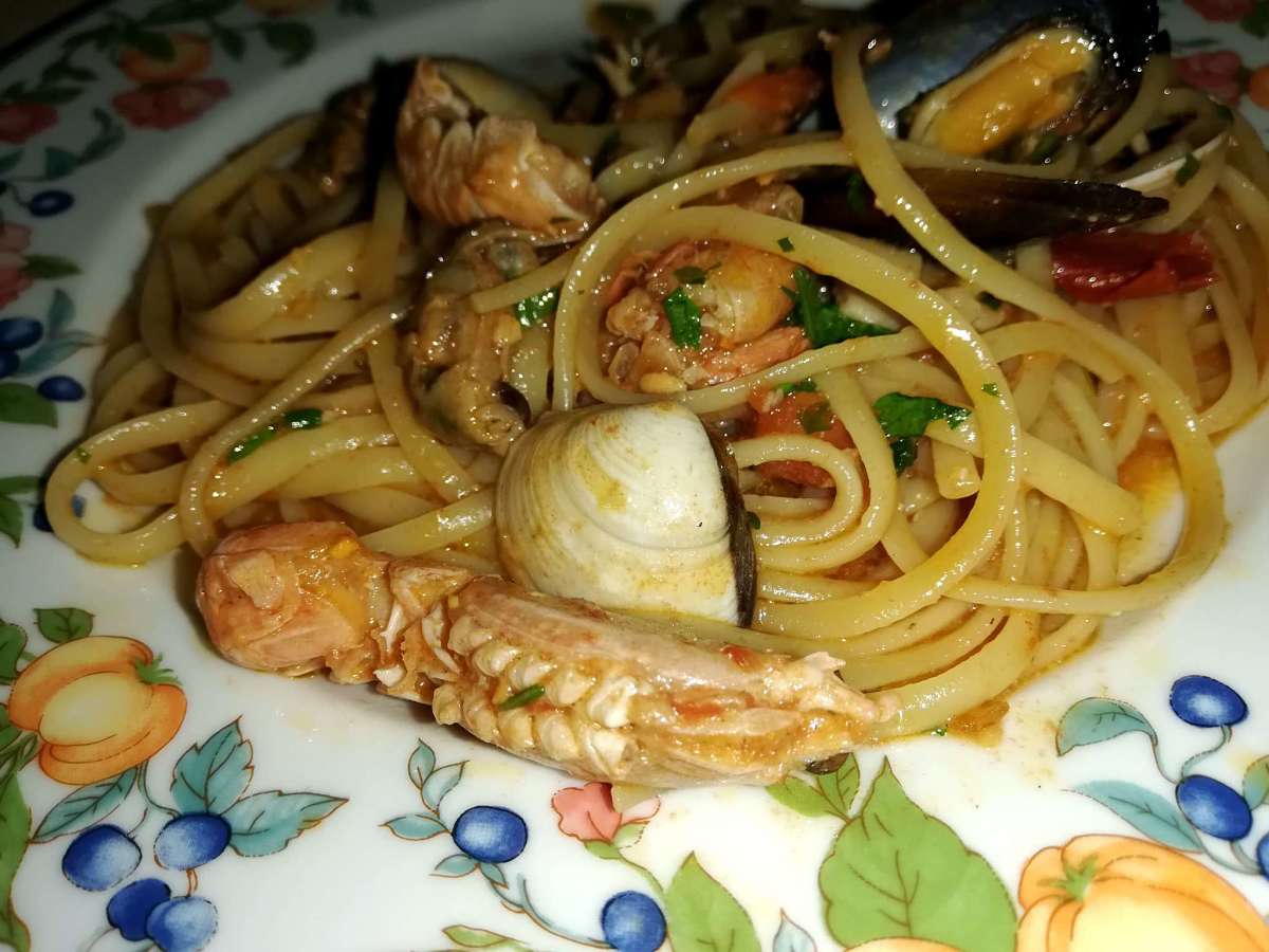 Linguine che ho appena condito con il sugo di misto di mare e peperoni rapido Pasta al sugo veloce di misto di mare e peperoni