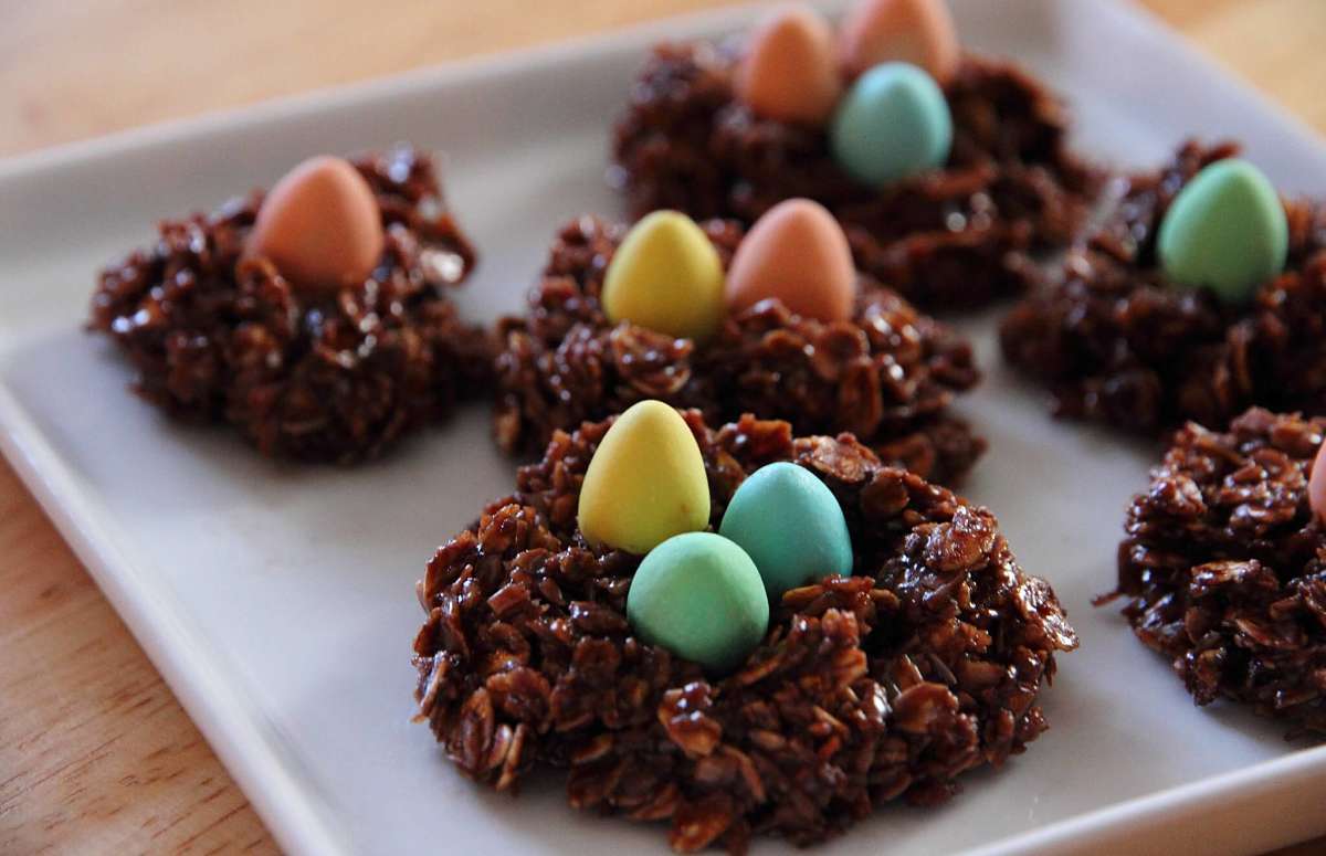 Nidi di Pasqua di cioccolato e cereali con ovetti di zucchero