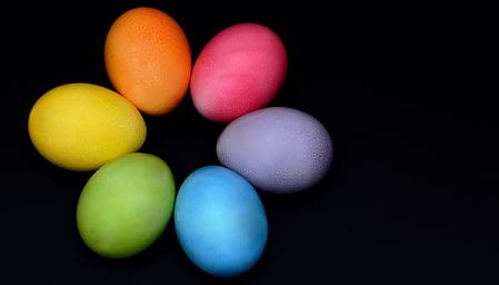 Ovetti di zucchero colorati allegramente