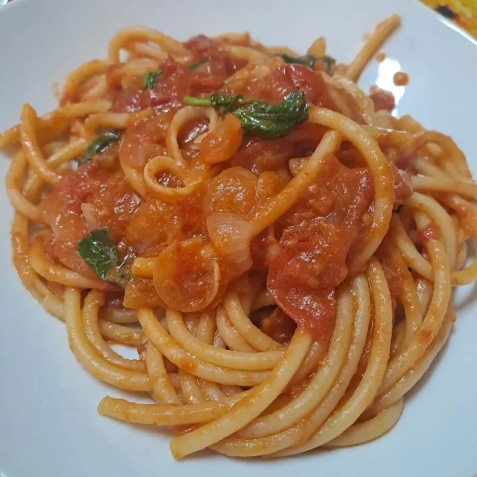 Pasta allo sciuè sciuè servita in un piatto bianco