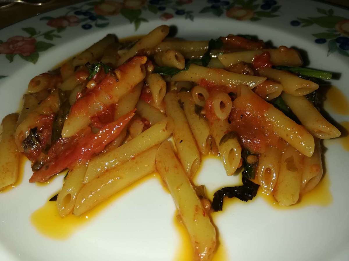 Lo sciuè sciuè è un condimento per pasta veloce e sfizioso Penne condite con sugo sciuè sciuè