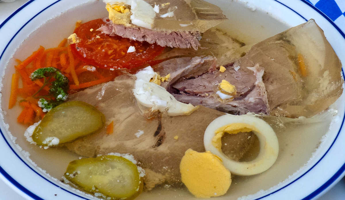 Tellersulz di maiale, verdure e uova in gelatina Maiale con uova sose ed ortaggi in gelatina alla bavarese