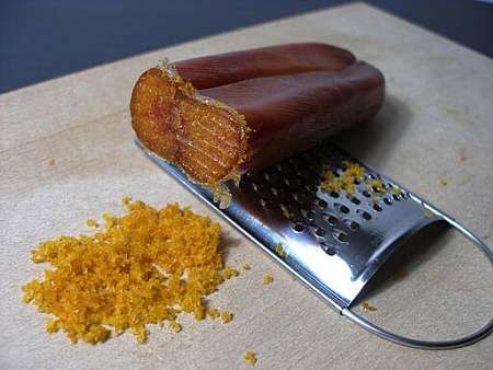 Bottarga appena grattugiata