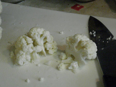 Cime di cavolfiore crude su tagliere