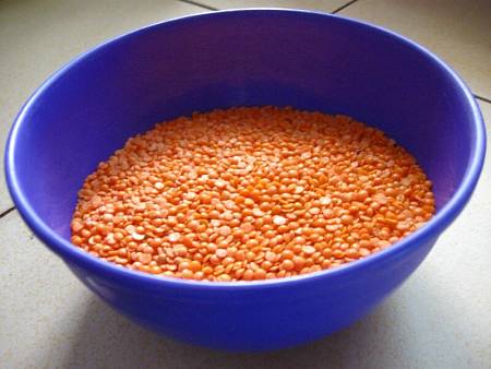 Lenticchie rosse in ciotola di plastica