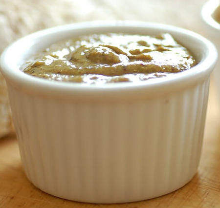 Pesto di pistacchio in ciotolina di ceramica bianca