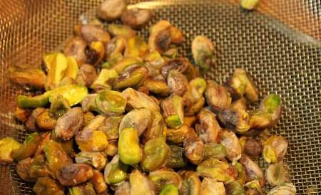 Pistacchi sbollentati e scolati nellla schiumarola