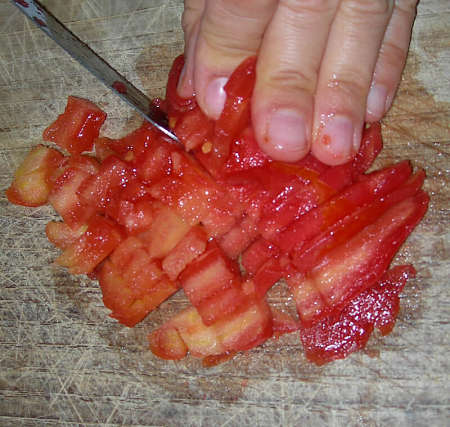 Come tagliare a tocchetti i pomodori San Marzano privati dei semi